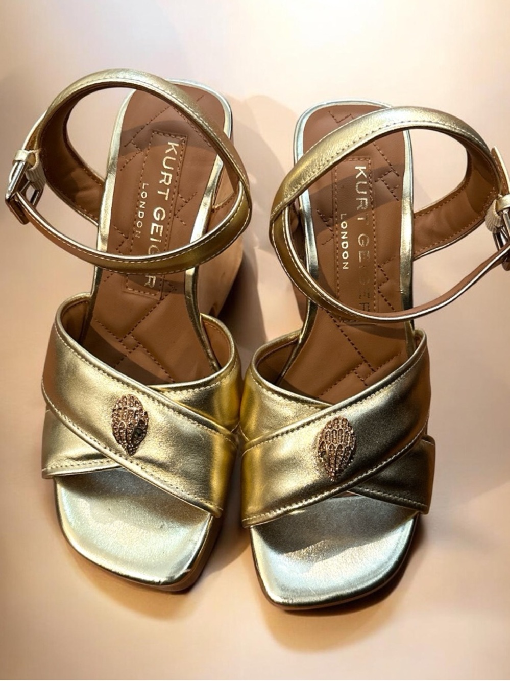 Kurt Geiger KENNINGTON CROSS WEDGE HEEL metallic gold